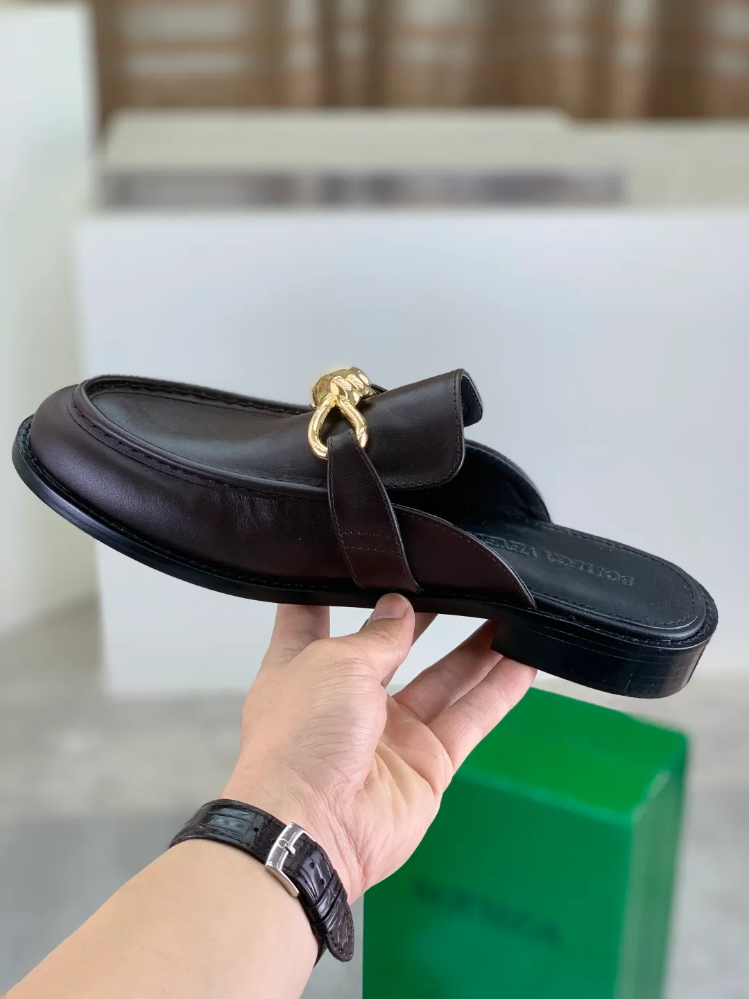 Men's shoes 💰P800 [New model] (genuine leather outsole) water-dyed cow lining 💰High-quality business couple half-slip leather shoes 💎💎💎 BOTTEGA VENETA official website synchronizes the latest top version of BV in the market, accepts material comparison, shoe type comparison, process comparison, practical and textured, versatile and suitable for any occasion, the more you look at it, the more flavorful it becomes. Purely hand-knitted craftsmanship - Upper material, calfskin imported from Italy 🇮🇹 - High-quality water-dyed cowhide lining - Original private model customized leather outsole -Size: Female 35-39 (40 ordered) Male 39-44 (38 45 can be customized) Color: Multiple colors available